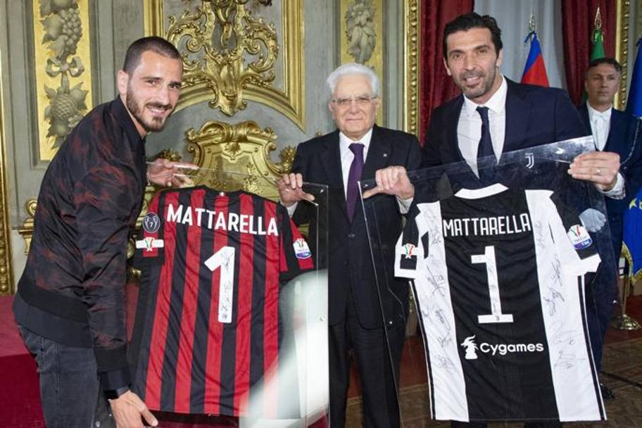I capitani Bonucci e Buffon con il presidente della Repubblica Sergio Mattarella e le due maglie 